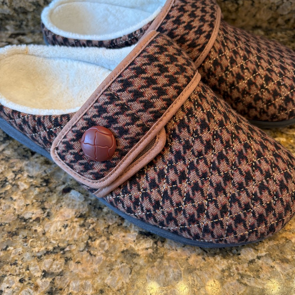 Vionic slippers - image 4